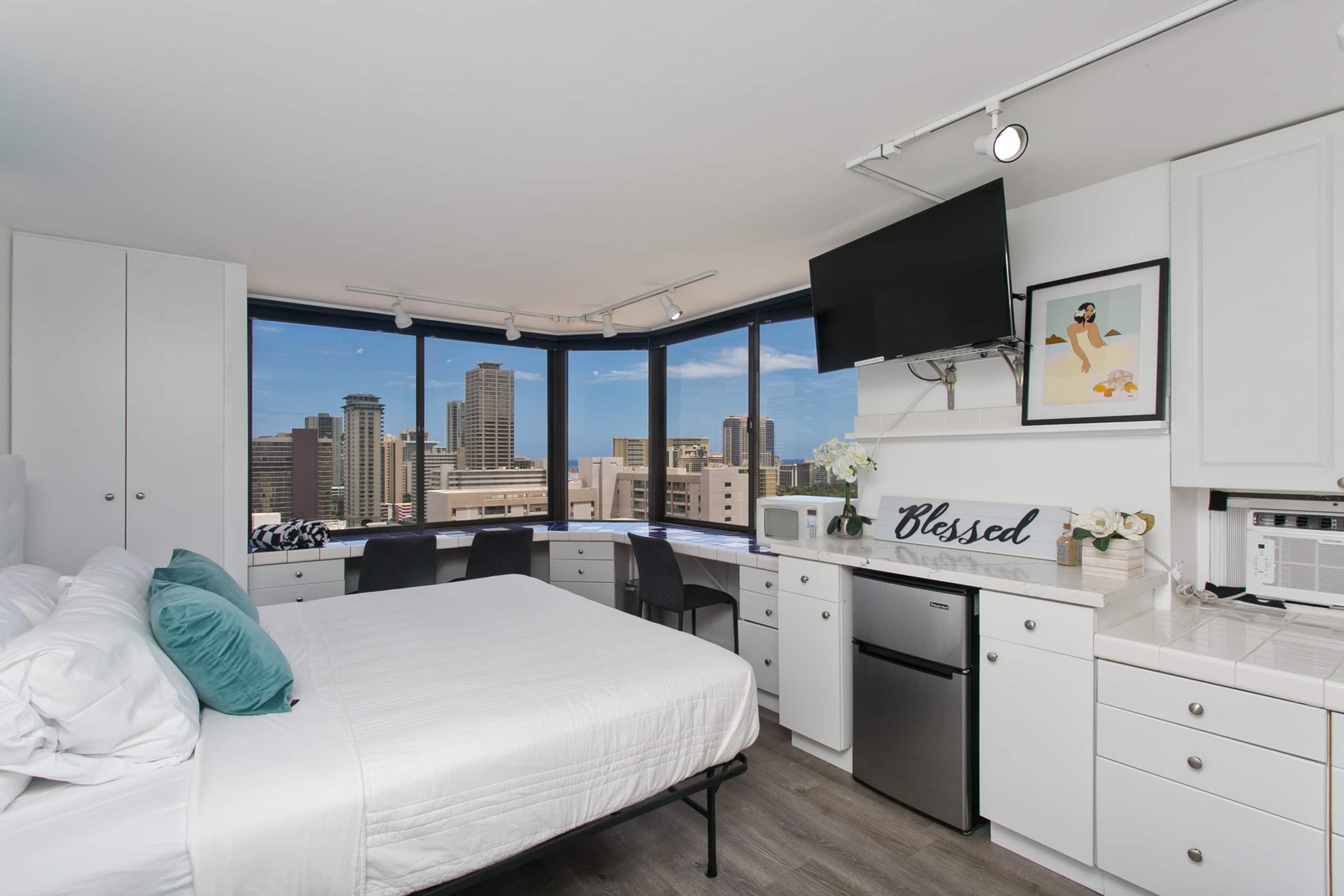 Home in Honolulu · ★4.89 · Studio · 1 bed · 1 private bath - Image 1