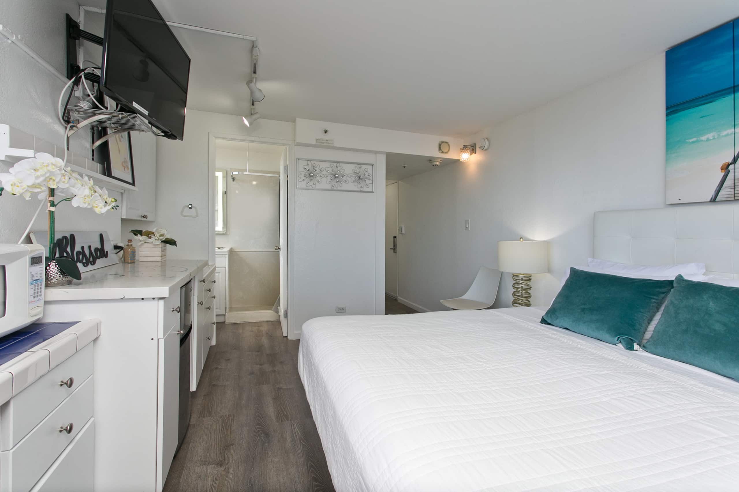 Home in Honolulu · ★4.89 · Studio · 1 bed · 1 private bath - Image 17