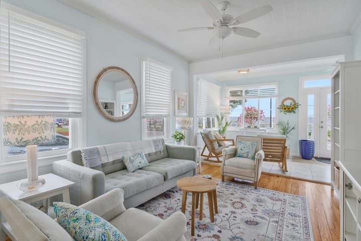 Cozy Waterfront Cottage - Pet Friendly - Chesapeake Beach, MD