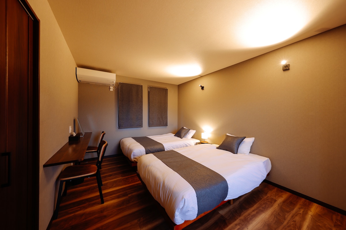 寝室① 1 F
セミダブルベッド2台（＋エキストラベッド）