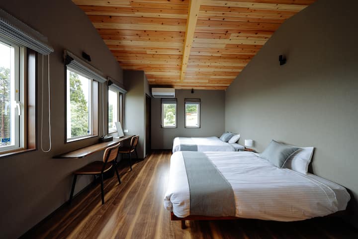 寝室② 2 F
セミダブルベッド2台（＋エキストラベッド）