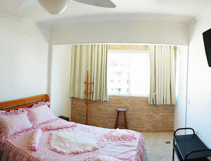 1 bedroom containing:
1 double bed
1 bunk bed 
1 auxiliary bed
1 luggage rack
1 cabideiro 