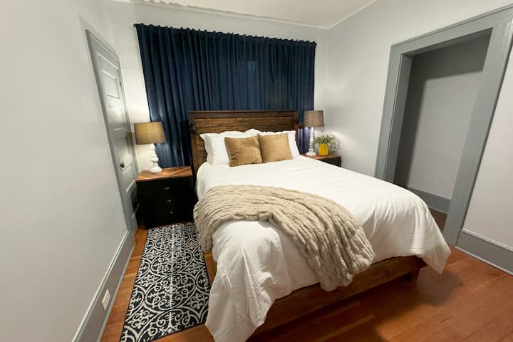 走进我们温馨迷人的卧室，配备一张标准双人床，为您提供极致舒适的住宿体验。 柔软的床上用品和蓬松的枕头，让您安然入睡。 这个空间是您在探险一天后放松身心的庇护所。