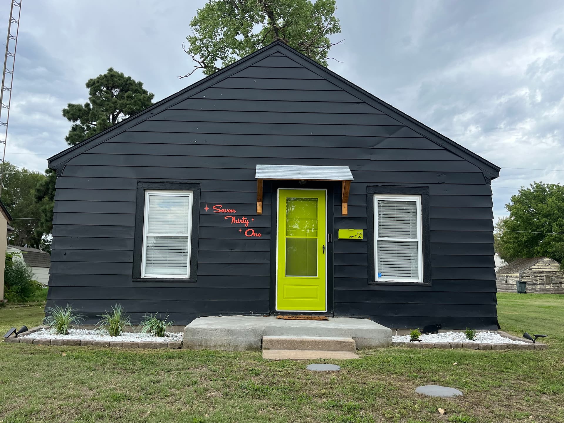 Retro Retreat: Cozy Mini Home