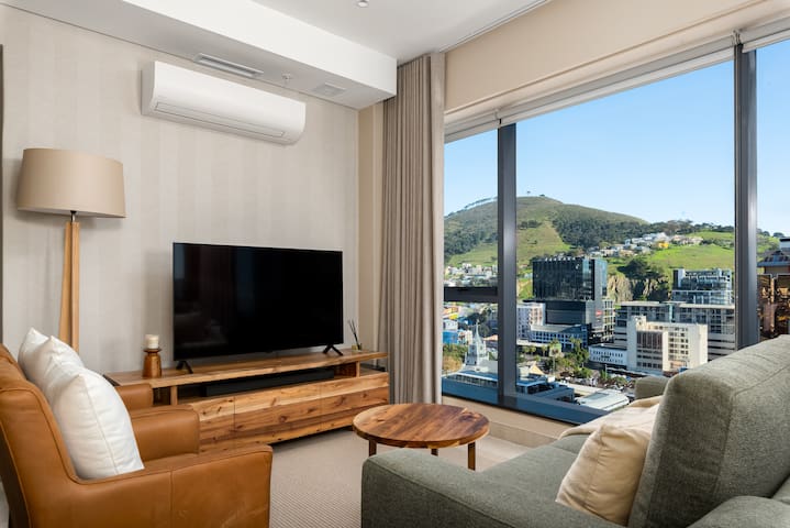 Designer Two-Bedroom in Cape Town | Stunning Views gallery image 2