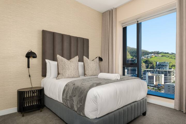 Designer Two-Bedroom in Cape Town | Stunning Views gallery image 5