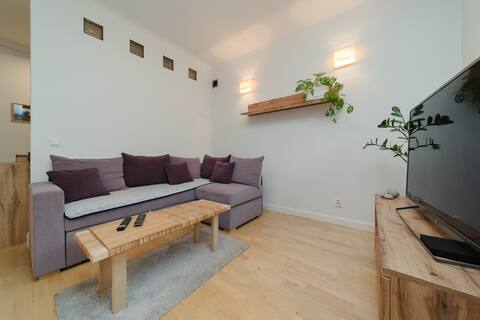 Top Airbnb: Workers' Defense Committee 46 by Homeprime in Włochy