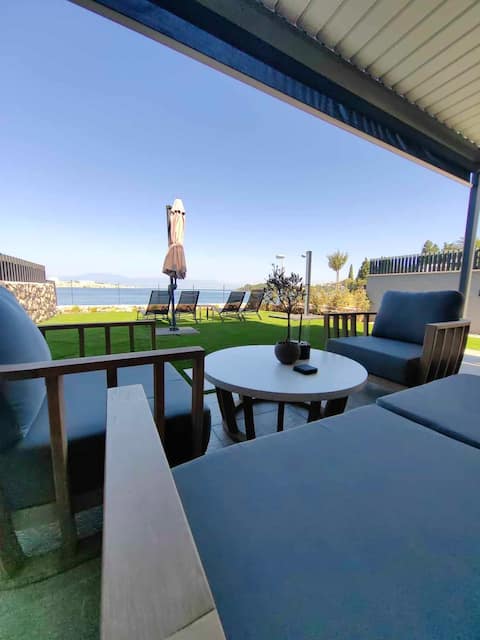 New apartment in the first row to the sea