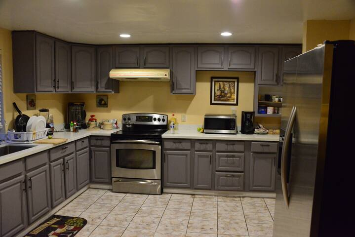 Spacious 5/3 Modern House gallery image 3