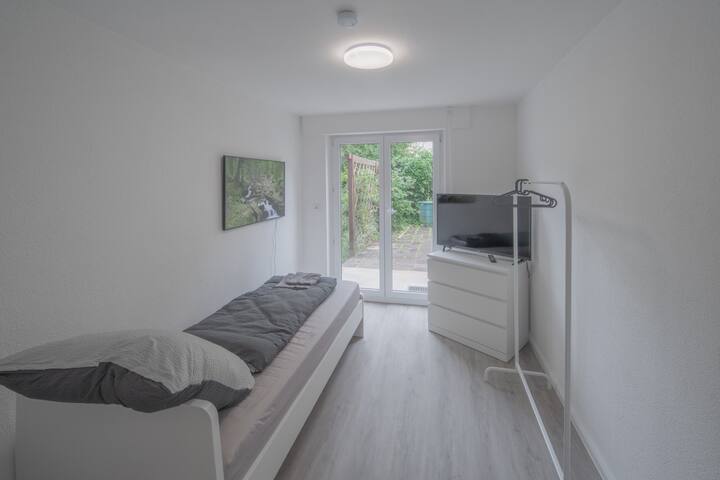 Dhomë teke me sirtarë dhe televizor