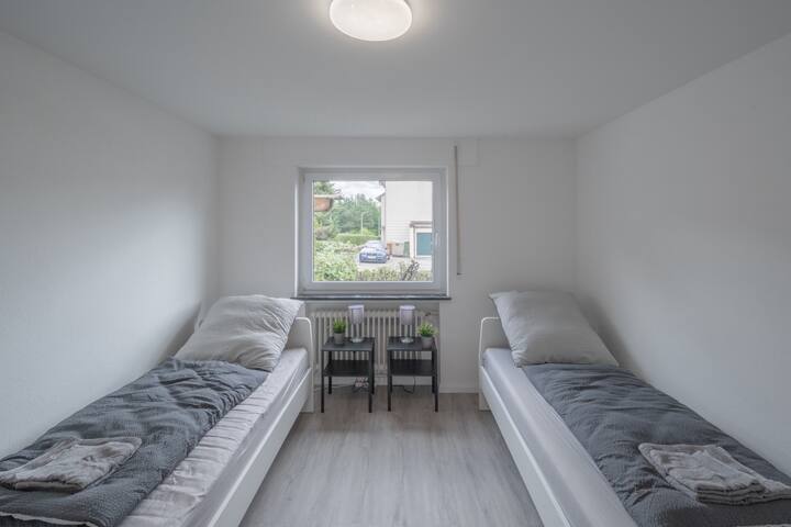 Dhomë dopio me sirtarë dhe televizor