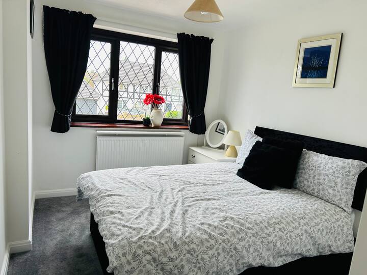  غرفة النوم 1
سرير مزدوج مع مساحة خزانة ملابس مدمجة. صندوقان من الأدراج.  شماعات، 
مرآة تزيين، مصباح جانبي. كابل تمديد لمقابس إضافية. 
مجفف الشعر متاح - محفوظ في خزانة التهوية.
المروحة - التبريد - (مخزنة لأشهر الشتاء).