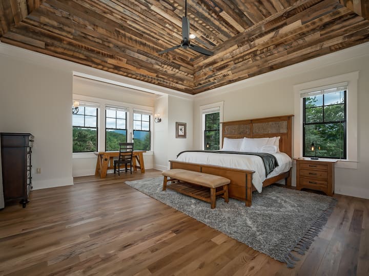 הסוויטה הראשית היפה מציעה מיטת קינג סייז נוחה, שולחן עבודה המשקיף על נוף להרים, טלוויזיה חכמה תלוית קיר וחדר רחצה צמוד.