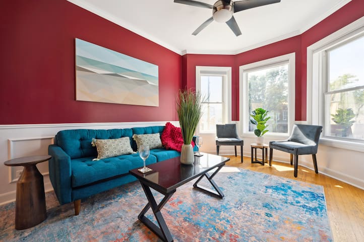 Near Wrigley • Sleeps 6 • Firepit & Free Parking