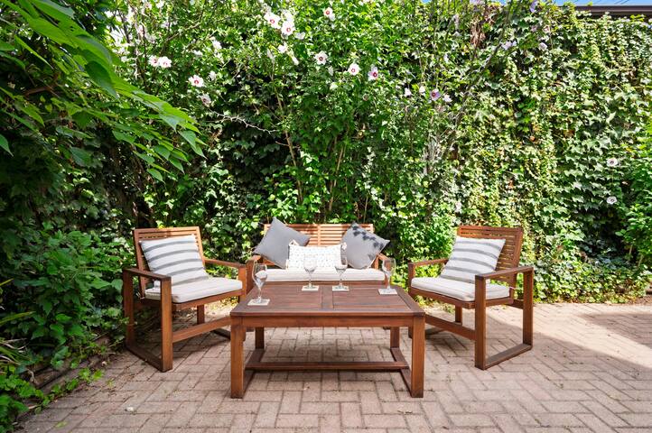 Near Wrigley • Sleeps 6 • Firepit & Free Parking gallery image 5