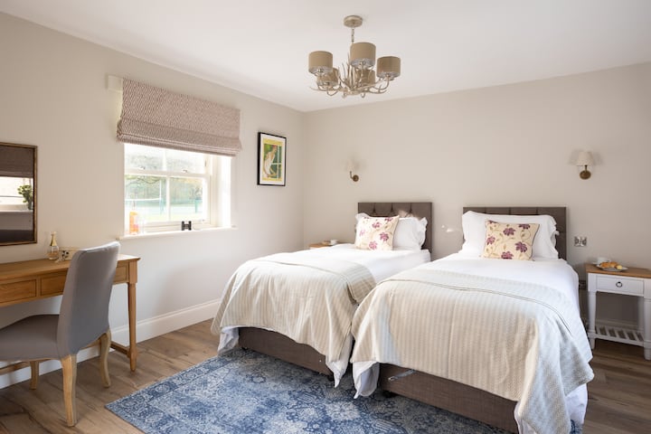 Spálňa na prízemí so zipsom a prepojenými posteľami. Po predchádzajúcej dohode môže byť vytvorený ako super kráľ alebo 2 jednotlivci. 