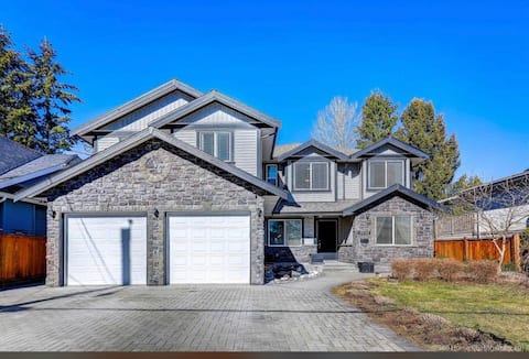 Spacious 3BR Pet-Friendly Home • Sleeps 6