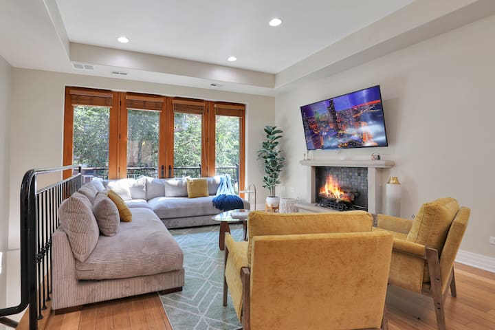 Stylish 3BR TH w/2 Jacuzzi /1 private garage spot