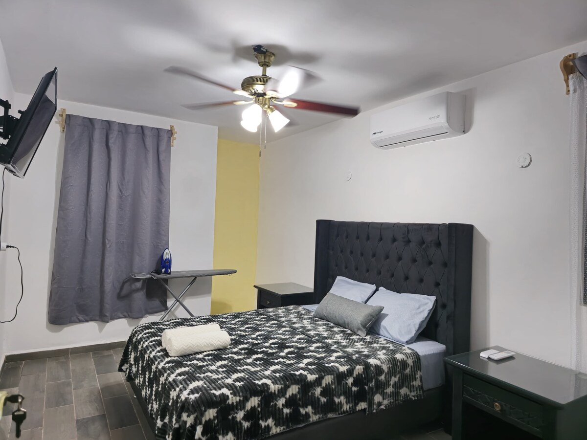 חדר עם אקלים ומיטת קווין סייז עם מזרן איכותי וכריות ספוג זיכרון כדי להפוך את המנוחה שלכם לנעימה, יש בו גם ערסל, טלוויזיה חכמה 40אינץ'עם נטפליקס ו - Vix Premium כלולים. 
יש לו ברזל.