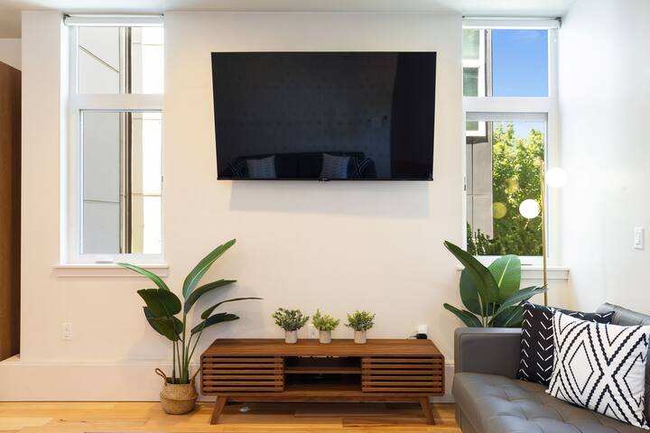 Stunning 3B2B w/ Lake Union & Space Needle View gallery image 2