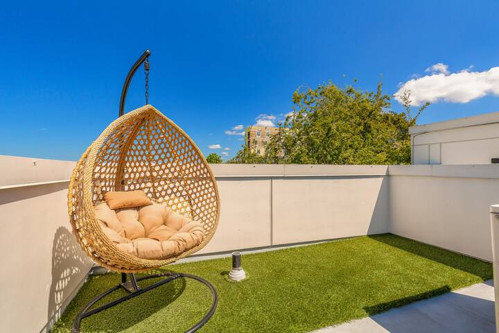 Stunning 3B2B w/ Lake Union & Space Needle View gallery image 4