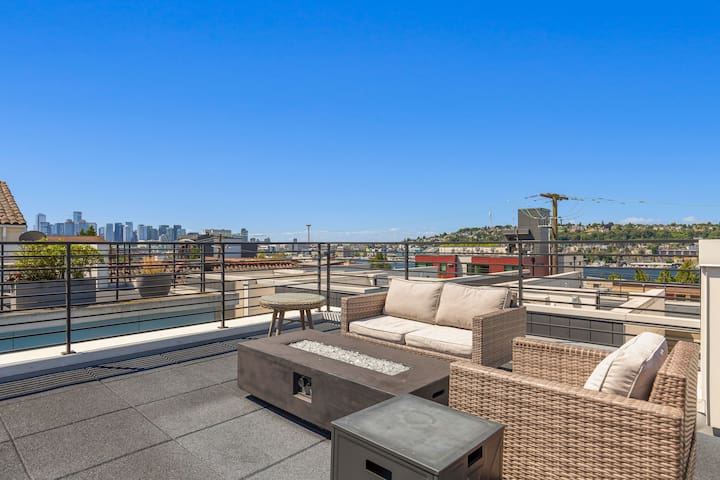 Stunning 3B2B w/ Lake Union & Space Needle View