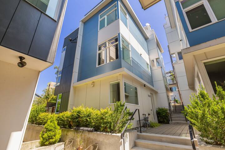 Stunning 3B2B w/ Lake Union & Space Needle View gallery image 3