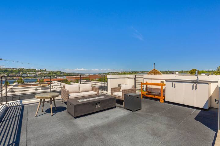 Stunning 3B2B w/ Lake Union & Space Needle View gallery image 5