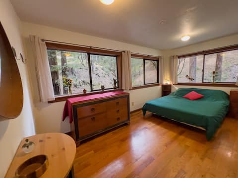 Little House in the Redwoods with hot tub!