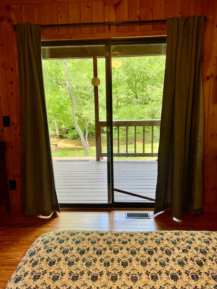 Поглед кон реката од коритото. 