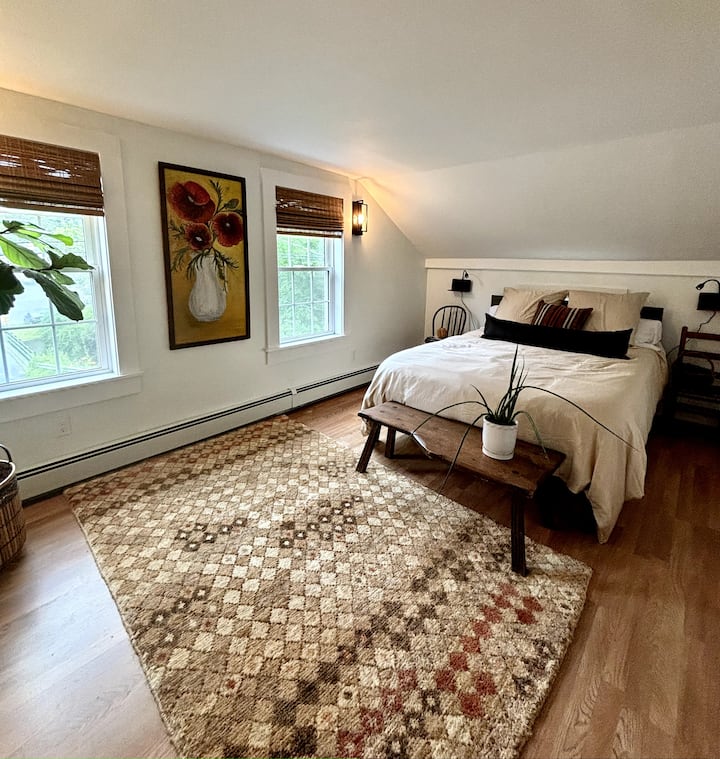 este dormitorio de arriba tiene ventanas que dan al río Konkapot con el sonido del agua que te adormece. La iluminación junto a la cama incluye un cargador de teléfono a ambos lados de la cama.  Un vestidor de 10 pies para la ropa y el almacenamiento.