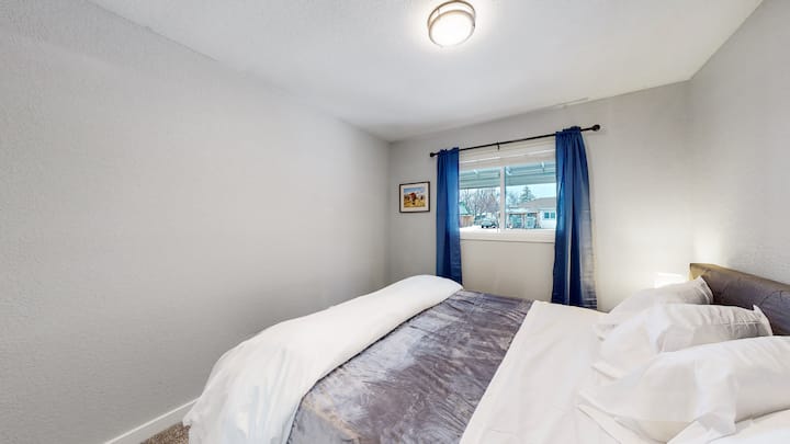 Საძინებელი 1: შეიყვარეთ ეს მშვიდი და ელეგანტური საძინებელი.