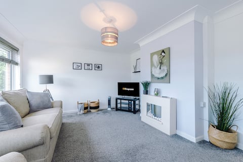 NEW! Stunning Bungalow, Ideal for Groups, Parking!