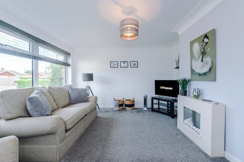 NEW! Stunning Bungalow, Ideal for Groups, Parking!