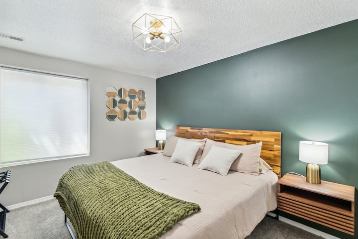 Spálňa s manželskou posteľou King - pre 2 dospelých. Zelená a nádherná spálňa s manželskou posteľou King má všetky prvky. Plávajúce nočné stolíky, šatník, plávajúce drevené čelo postele, stojan na batožinu a samozrejme televízor!