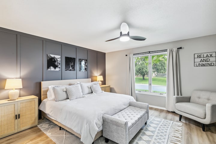 Krásna a príjemná hlavná spálňa s vlastnou kúpeľňou. Či už sa dobre vyspíte na posteli s matracom King Cloud alebo sledujete film na závesnej televízii s veľkou obrazovkou, tento priestor má všetko, čo budete potrebovať, keď ste mimo domova.