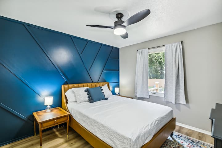 Blue Queen Bedroom 2 - 2 dospelí. Táto odvážna modrá izba má nadrozmerný odkladací stolík, rovnakú možnosť skrine a okno, ktoré prepúšťa prirodzené svetlo na zadný dvor. Všetky kombinácie svetla/ventilátora ceilinf majú možnosť vybrať si teplé, chladné alebo denné žiarovky.