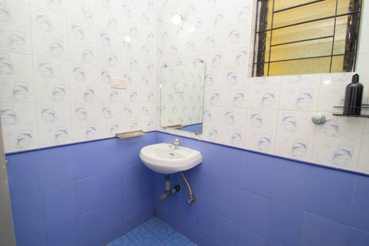 Full bathroom 1 image 1
