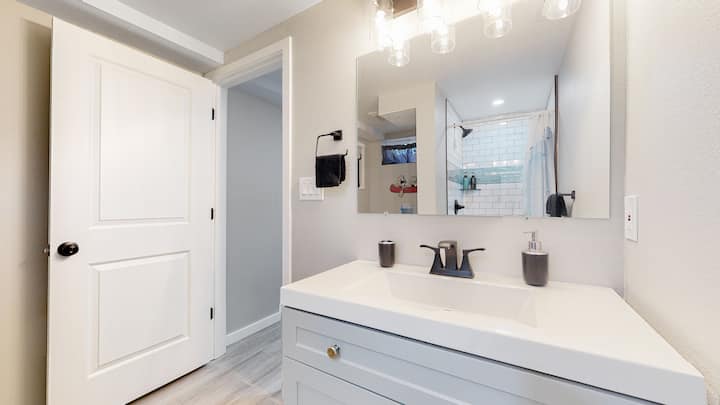 Modern & Updated Unit In Prime Location - Englewood, CO