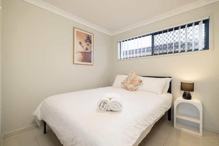 ห้องนอนที่สะดวกสบายนี้มีพื้นที่กว้างขวางสำหรับการผ่อนคลายพร้อมเตียงควีนไซส์และเครื่องนอนนุ่มๆที่ช่วยให้นอนหลับสบาย ห้องพักยังมีโคมไฟข้างเตียงสำหรับอ่านหนังสือตอนเย็นและตู้เสื้อผ้าบิวท์อินเพื่อเก็บข้าวของของคุณ