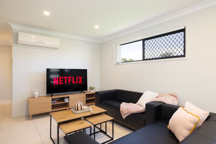 3 Bdr Apt! Garage! Clean! GST Credits! 120D3