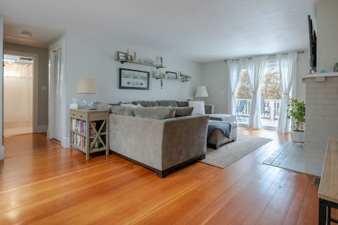 Top Airbnb: Beach Glass Cottage - Pond Front in Barnstable Town