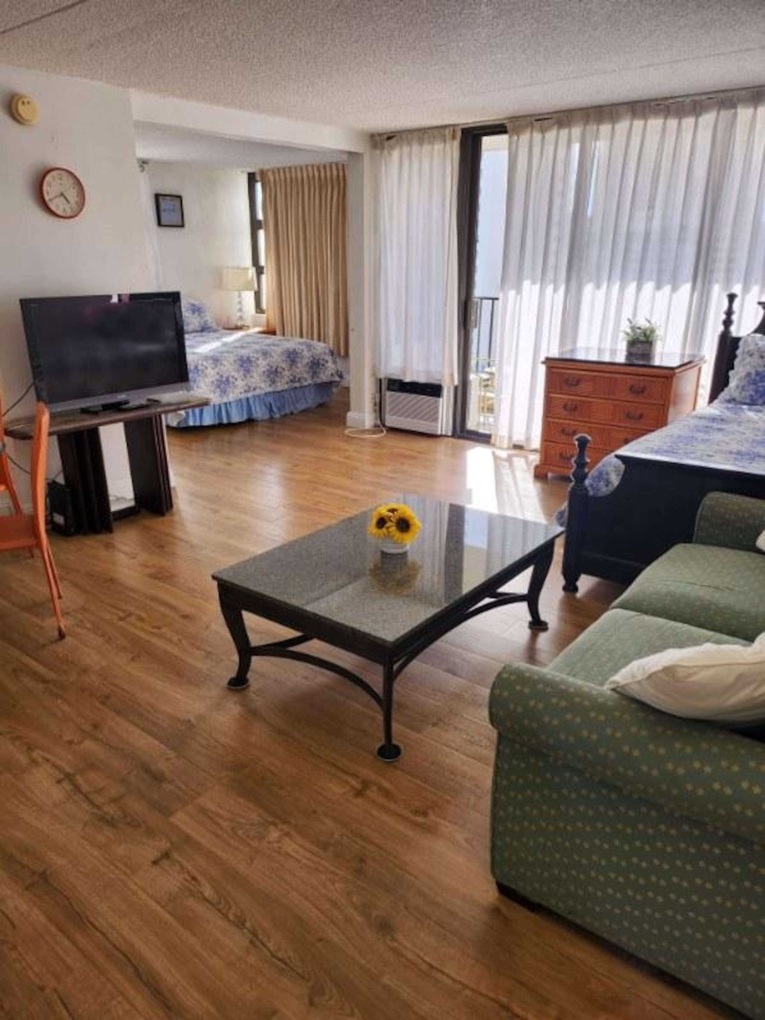 Condo in Honolulu · ★4.81 · 1 bedroom · 3 beds · 1 private bath - Image 2