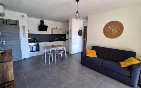 Top Airbnb: 4-person apartment - all comforts - sea and mountain views! in Lumio