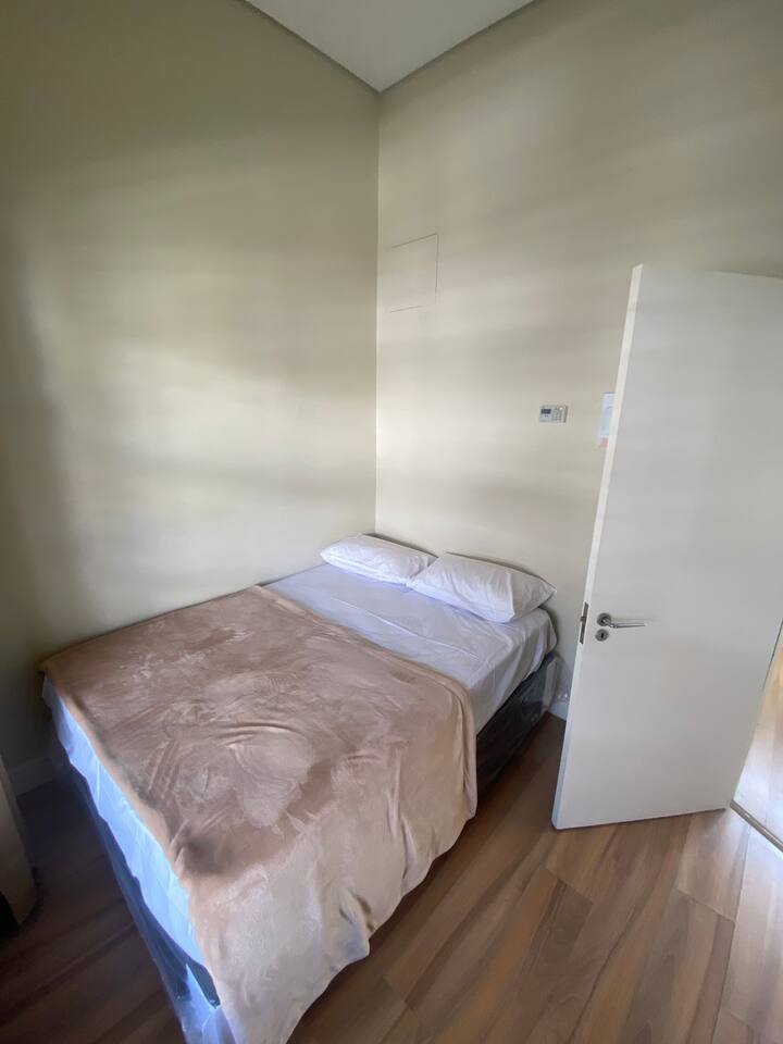 Spavaća soba nudi ugodno utočište s udobnim bračnim krevetom na kojem je postavljena meka posteljina. Minimalistički dizajn i drveni pod stvaraju miran i ugodan ambijent. Prostor je dobro osvijetljen i savršen je za miran san nakon napornog dana istraživanja.