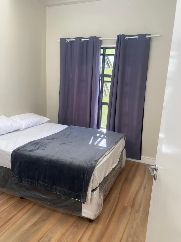 Udobna i privlačna spavaća soba s visokim stropovima, udobnim krevetom s kvalitetnom posteljinom i puno prirodnog svjetla. Savršeno mjesto za miran san u mirnom okruženju.