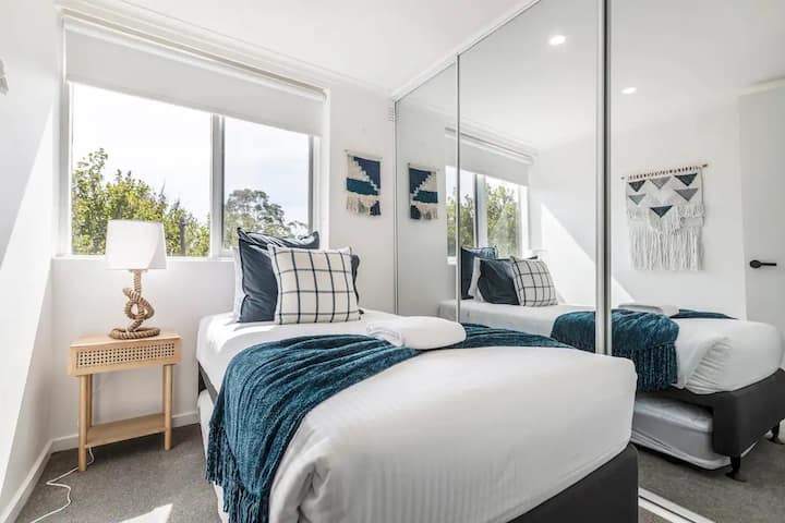 Malá, ale útulná jednolôžková spálňa s manželskou posteľou a dostatočným priestorom v šatníku.