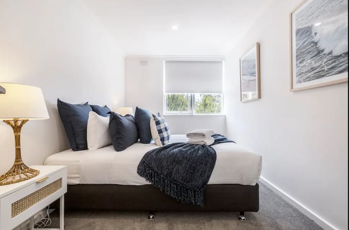 Pohodlná spálňa s manželskou posteľou a šatníkom