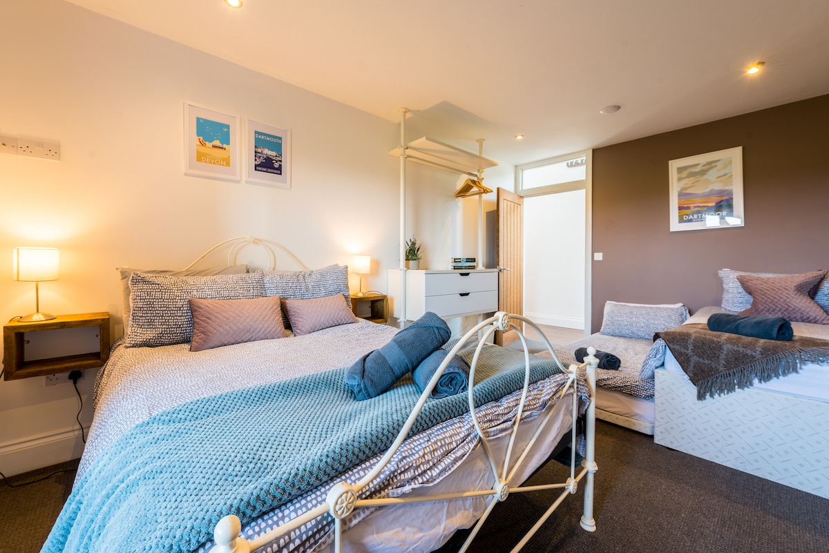 Спалня 3 
1 двойно легло, 2 единични легла (включително естакада)
Места за спане 4