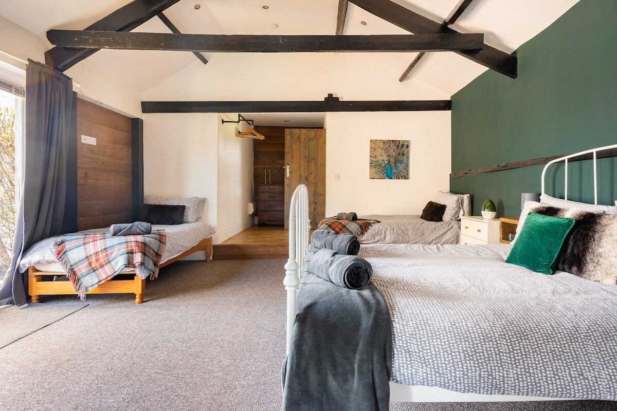 Спалня 1
3 единични легла, 1 екстра голямо двойно легло
Възможност за преспиване на 5 души